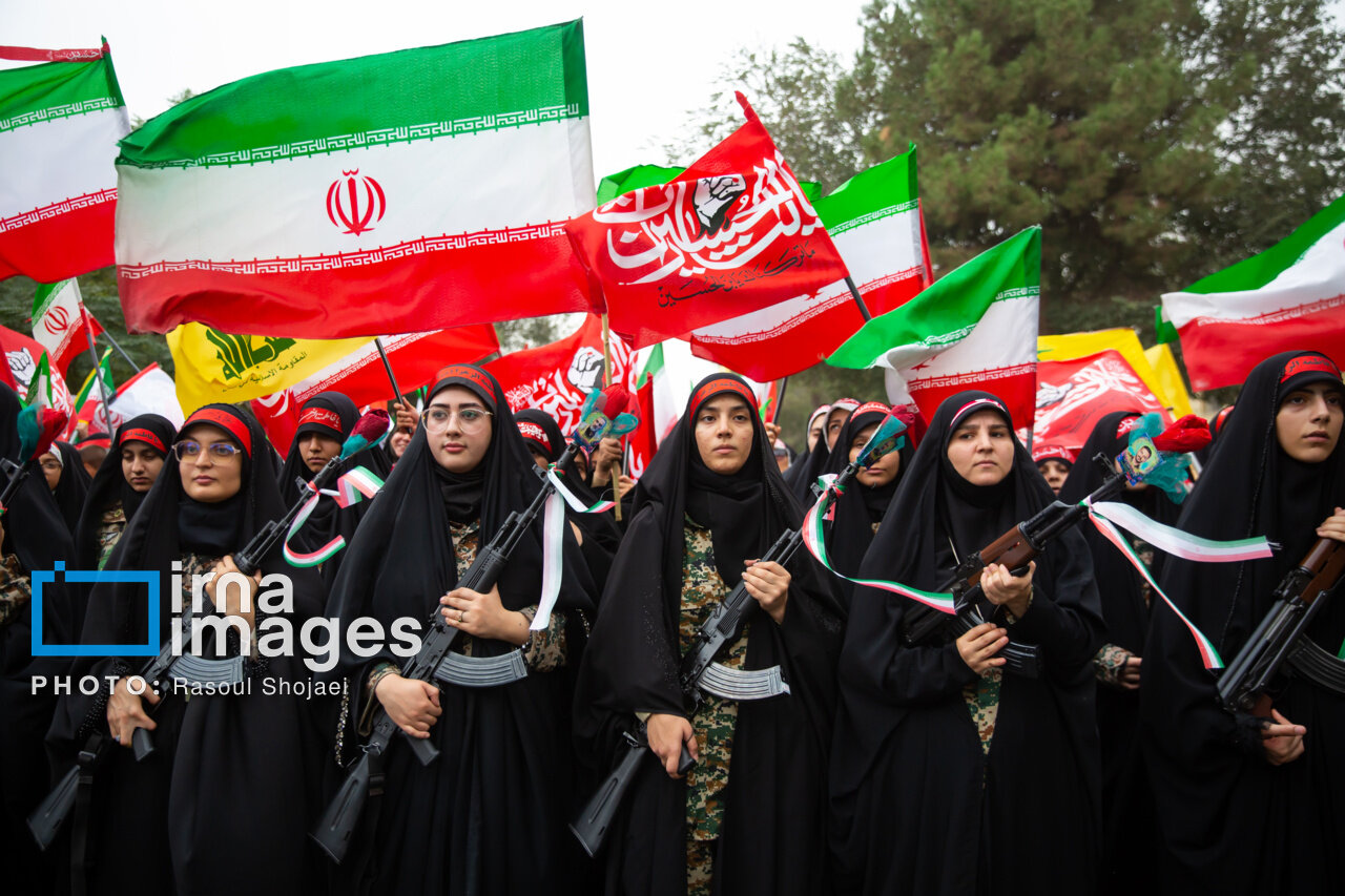 رزمایش جان‌فدایان در اصفهان؛ زنان با باتوم، اسلحه و کلت/ حسین طائب بدون لباس روحانیت/ تصویر «سرباز در گهواره امام مجتبی خامنه‌ای»/ نقدعلی هم بود + عکس