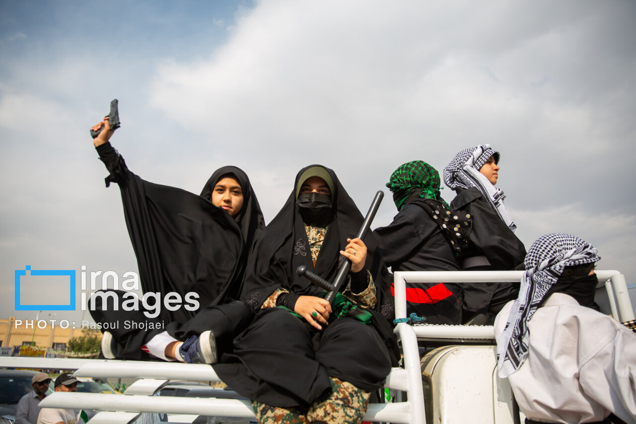 رزمایش جان‌فدایان در اصفهان؛ زنان با باتوم، اسلحه و کلت/ حسین طائب بدون لباس روحانیت/ تصویر «سرباز در گهواره امام مجتبی خامنه‌ای»/ نقدعلی هم بود + عکس