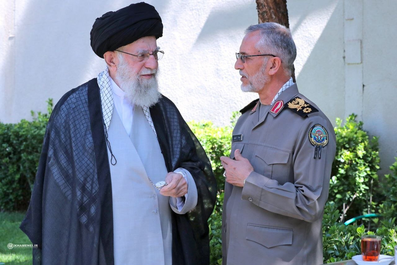 رهبر و رییس دفتر نظامی شهید در یک قاب تصویر/ انتشار برای نخستین بار