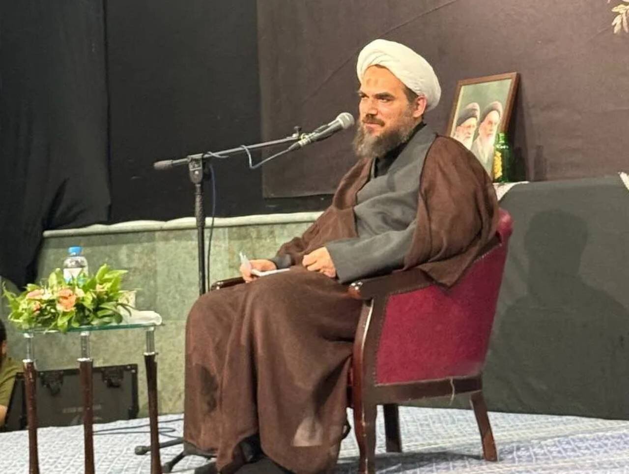 اقامه اذان برای نوزاد یکی از زائران توسط پدر شهید زهرا محمدی گلپایگانی+ فیلم