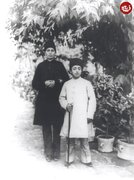 ملیجک و یک خواجه در حیاط کاخ گلستان
