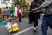 تصاویر رزمایش «جان‌فدایان» در کرج؛ از حضور عروس‌ها و دامادها تا شعارنویسی روی کاغذ و نصب آن بر روی سگ؛ نتانیاهو مثل همین سگ به قلاده می‌کشیمت!