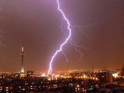 لحظه اصابت صاعقه به برج میلاد تهران + فیلم