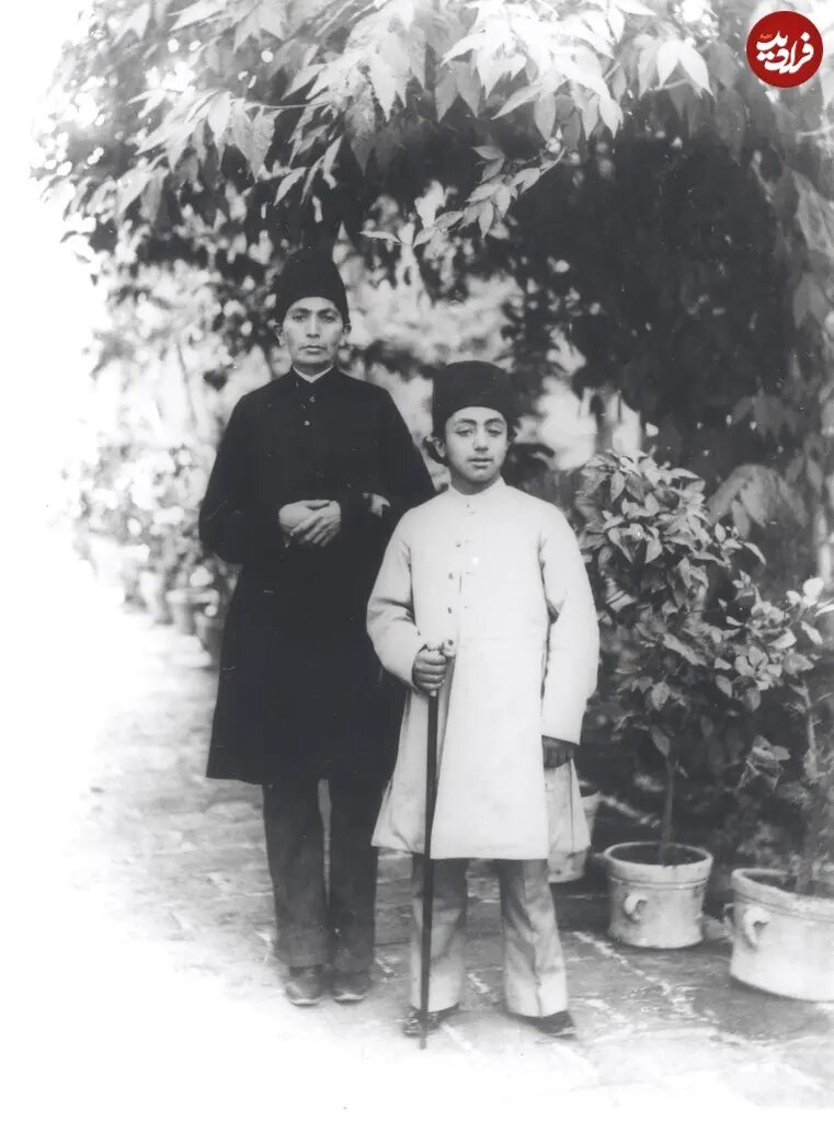 ملیجک و یک خواجه در حیاط کاخ گلستان