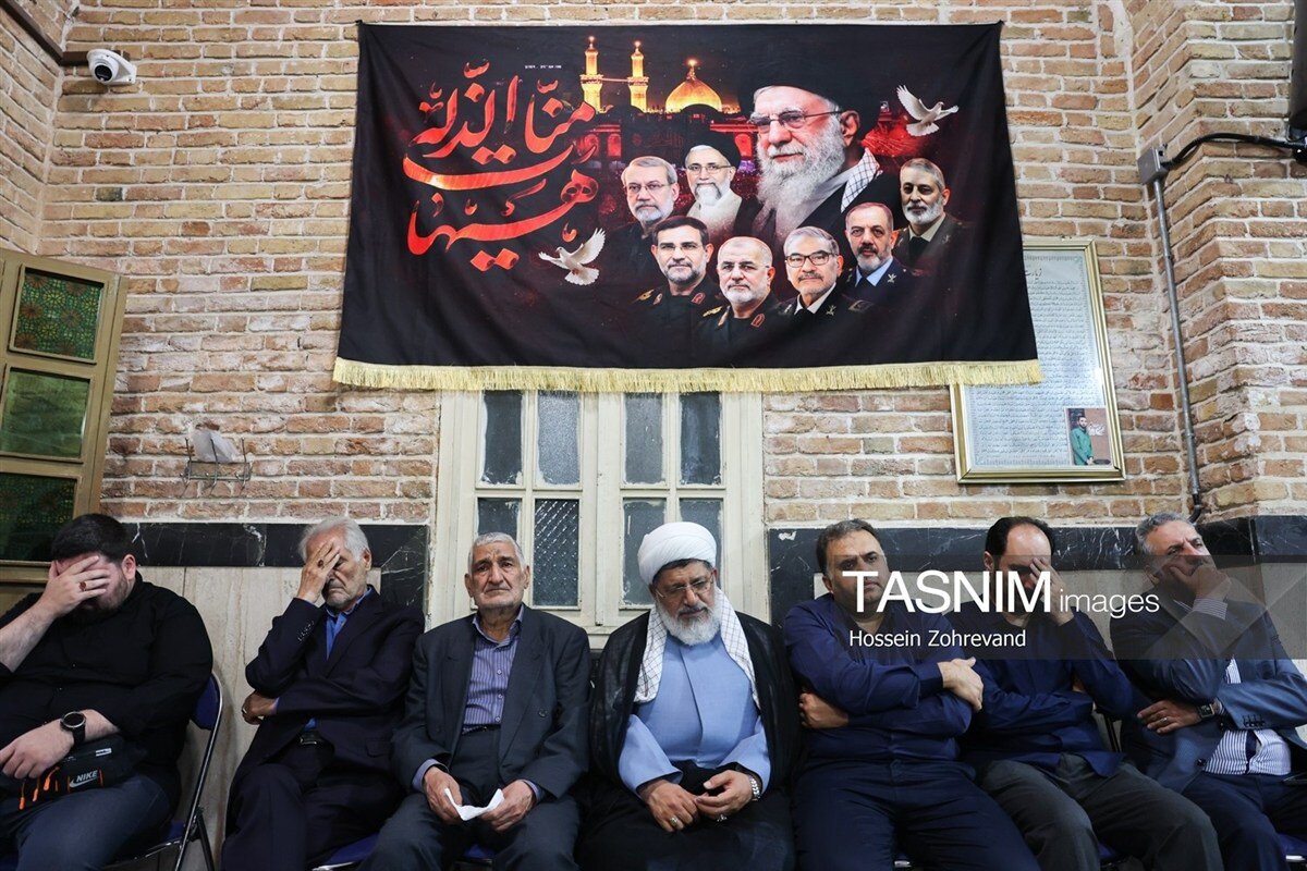 تصاویر مراسم یادبود مسئول دفتر نظامی رهبر شهید؛ از حضور جانشین قاآنی بدون لباس نظامی تا حسین شریعتمداری/ سردار مقدم فر هم بود/ پویانفر هم مداحی کرد