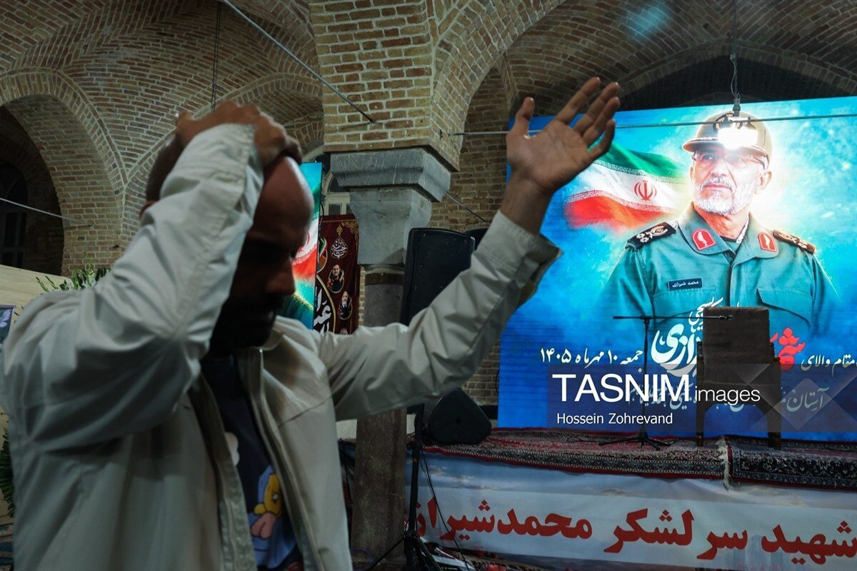 تصاویر مراسم یادبود مسئول دفتر نظامی رهبر شهید؛ از حضور جانشین قاآنی بدون لباس نظامی تا حسین شریعتمداری/ سردار مقدم فر هم بود/ پویانفر هم مداحی کرد