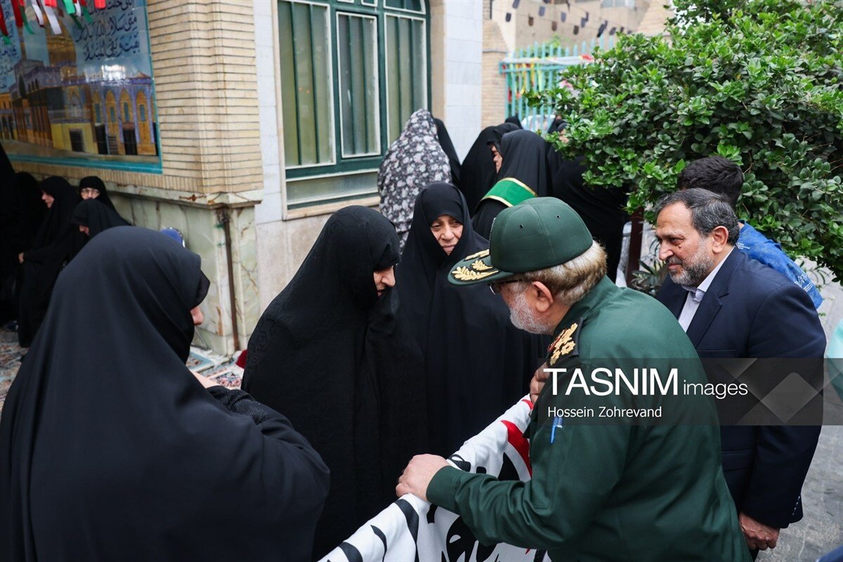 تصاویر مراسم یادبود مسئول دفتر نظامی رهبر شهید؛ از حضور جانشین قاآنی بدون لباس نظامی تا حسین شریعتمداری/ سردار مقدم فر هم بود/ پویانفر هم مداحی کرد