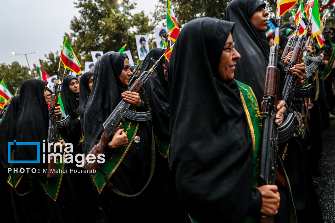 تصاویر رزمایش «جانفدایان» در کرج؛ از حضور عروسها و دامادها تا شعارنویسی روی کاغذ و نصب آن بر روی سگ؛ نتانیاهو مثل همین سگ به قلاده میکشیمت!