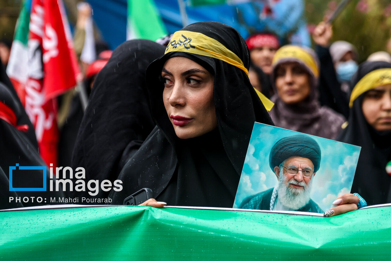 تصاویر رزمایش «جانفدایان» در کرج؛ از حضور عروسها و دامادها تا شعارنویسی روی کاغذ و نصب آن بر روی سگ؛ نتانیاهو مثل همین سگ به قلاده میکشیمت!