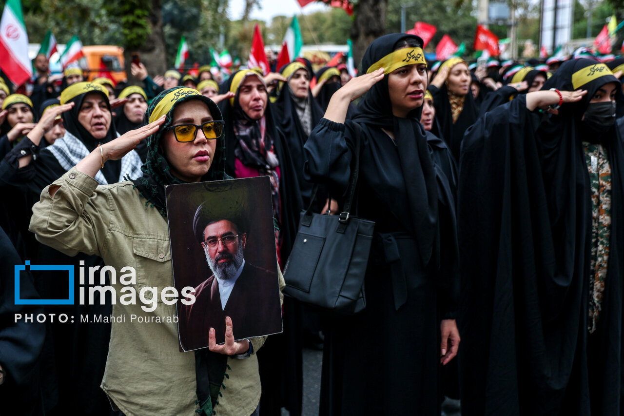 تصاویر رزمایش «جانفدایان» در کرج؛ از حضور عروسها و دامادها تا شعارنویسی روی کاغذ و نصب آن بر روی سگ؛ نتانیاهو مثل همین سگ به قلاده میکشیمت!