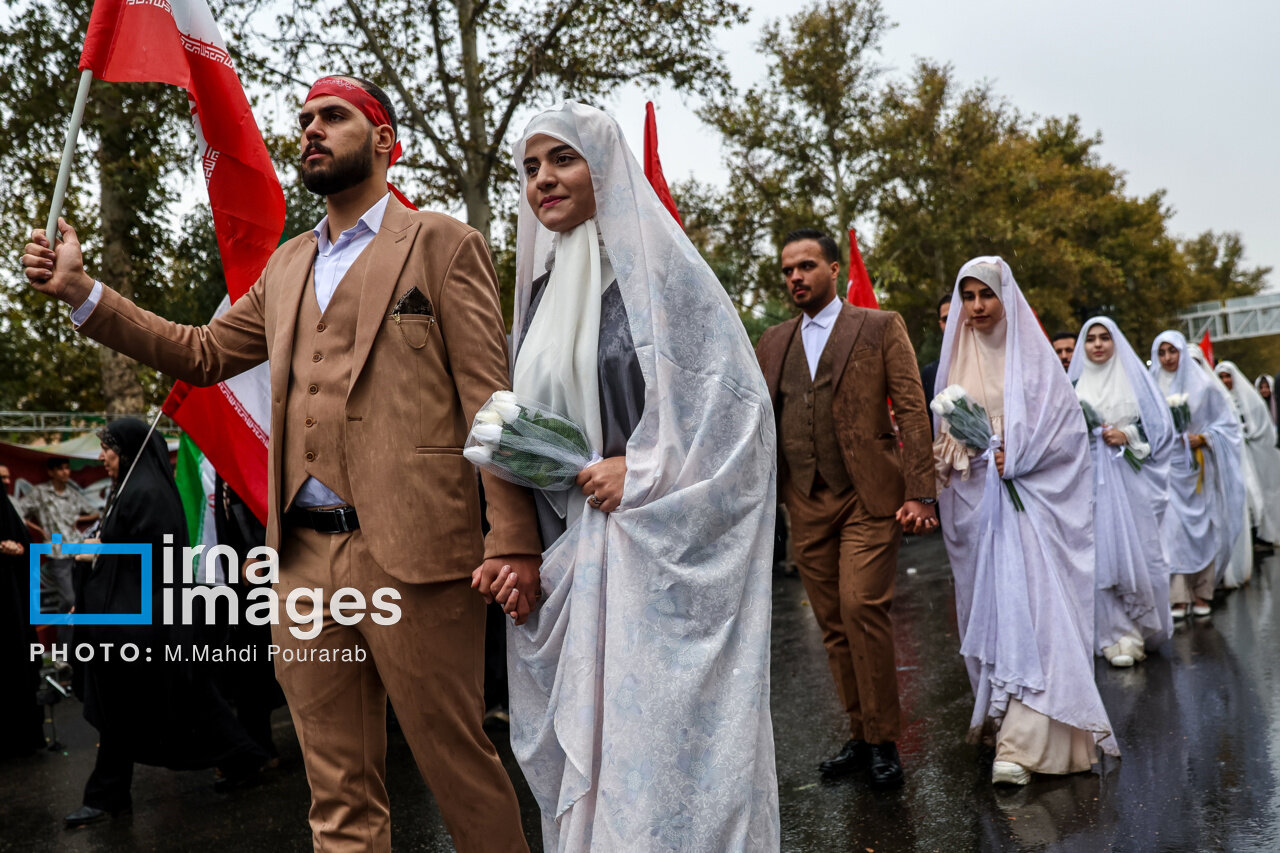 تصاویر رزمایش «جانفدایان» در کرج؛ از حضور عروسها و دامادها تا شعارنویسی روی کاغذ و نصب آن بر روی سگ؛ نتانیاهو مثل همین سگ به قلاده میکشیمت!