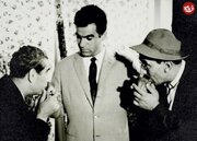تقی ظهوری و عبدالله محمدی در حال بوسیدن دست ناصر ملک‌مطیعی؛ سال ۱۳۳۹ / عکس