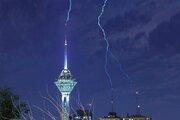 لحظه برخورد رعد و برق به صاعقه‌گیر برج میلاد تهران از نمای دوربین نزدیک زمین + فیلم