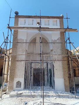 مرمت و بازسازی نمای سردر ورودی آستان مقدس امامزاده سید محمد دیباج (ع) انجام شد