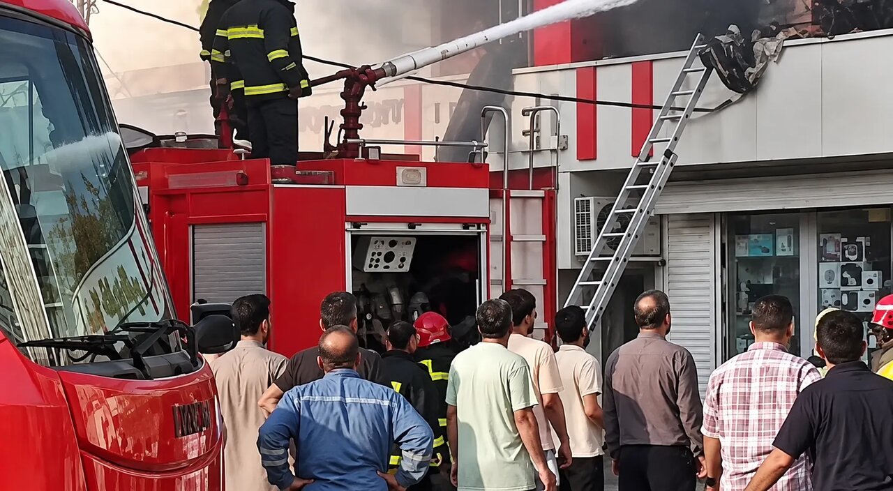 آتش سوزی گسترده در پاساژ خلیج فارس عسلویه