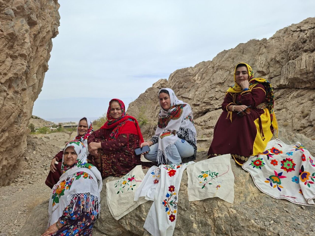 جشن ملی‌شدن گلدوزی در قلعه‌بالا/ پیوند هنر سوزن‌دوزی با توسعه پایدار گردشگری
