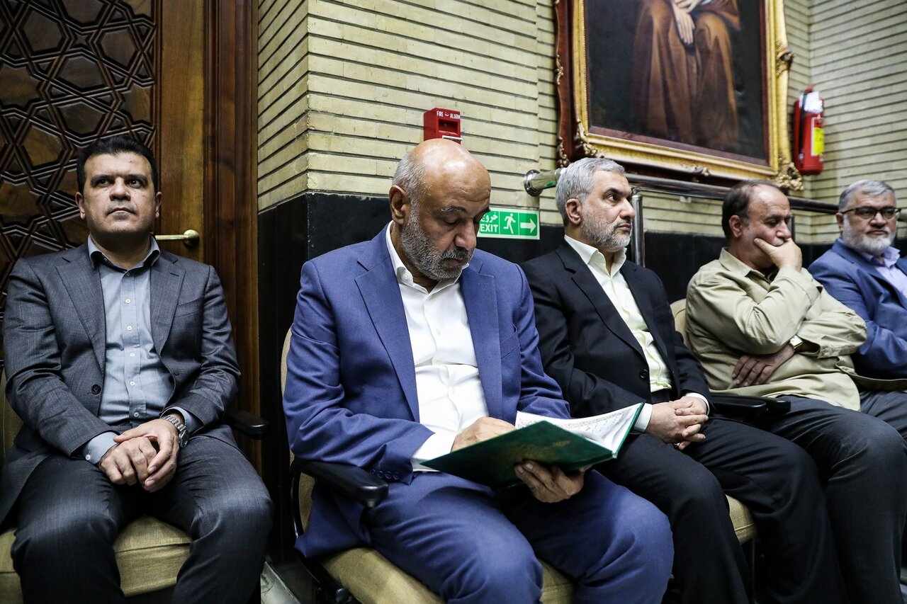 تصاویر حضور پزشکیان در ختم خواهر عراقچی؛ وزیر در معرض استیضاح در حال قرآن خوانی/ استاندار و نایب رییس مجلس در کنار هم/ قائم پناه هم بود