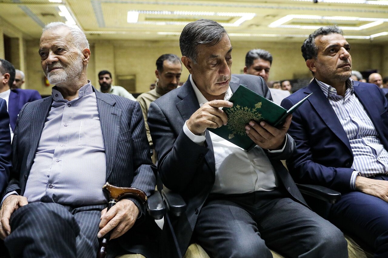 تصاویر حضور پزشکیان در ختم خواهر عراقچی؛ وزیر در معرض استیضاح در حال قرآن خوانی/ استاندار و نایب رییس مجلس در کنار هم/ قائم پناه هم بود