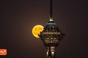 تصویری تماشایی از ماه کامل بر فراز برج میلاد تهران در مهرماه ۱۴۰۵ + فیلم