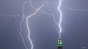 صاعقه شبانه بر فراز برج ساعت مکه و روشن شدن آسمان منطقه + فیلم