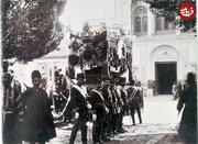عکس یادگاری با تابوت ناصرالدین‌شاه در خیابان باب همایون