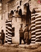 رضاخان هنگام خروج از قصر شیخ خزعل در اهواز؛ سال ۱۳۰۳ / عکس