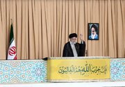 لحظه حضور رهبر شهید انقلاب در جایگاه برای آغاز خطبه‌های تاریخی نماز جمعه نصر + فیلم
