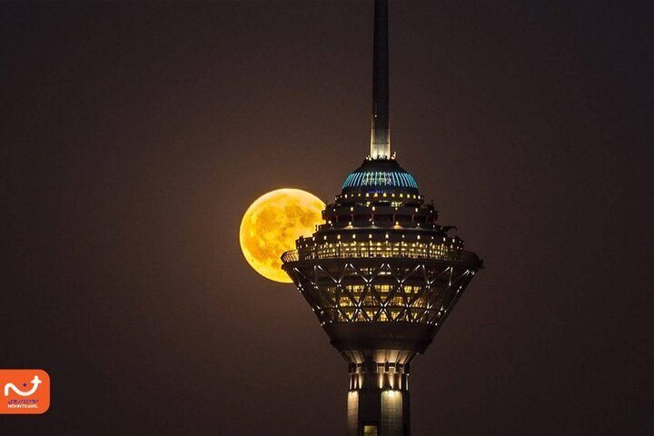 تصویری تماشایی از ماه کامل بر فراز برج میلاد تهران در مهرماه ۱۴۰۵ + فیلم