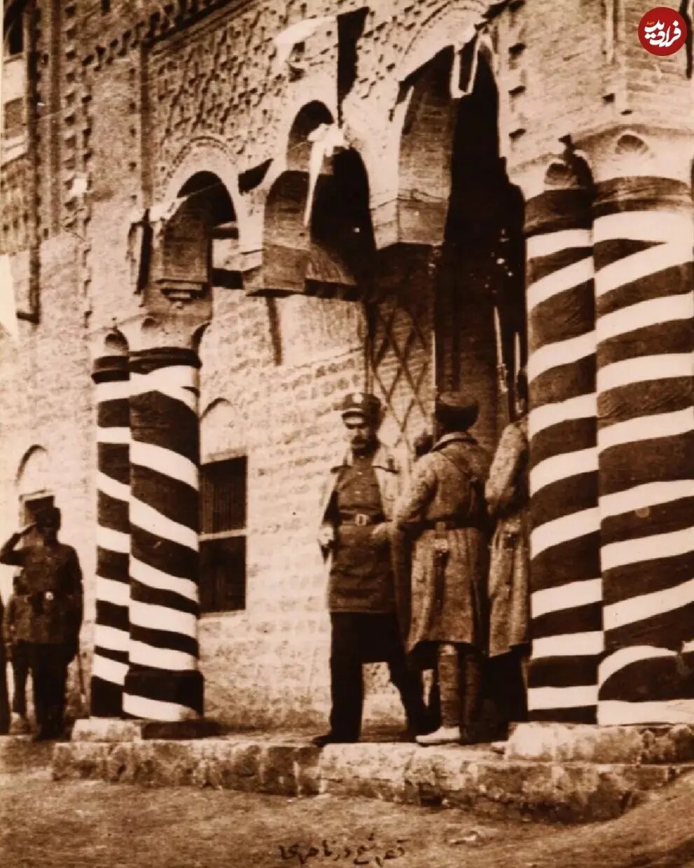 رضاخان هنگام خروج از قصر شیخ خزعل در اهواز؛ سال ۱۳۰۳ / عکس