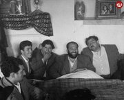 شعبان جعفری زیر کرسی و در کنار نوچه‌هایش؛ دهه ۳۰ / عکس