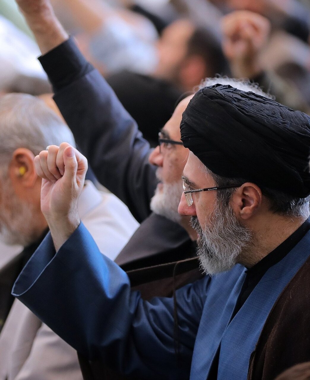 تکبیر آیت‌الله سیدمجتبی خامنه‌ای در هنگام ایراد خطبه‌ی نماز جمعه نصر توسط رهبر شهید + تصویر