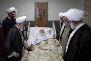 عیادت نمایندگان آیت الله سید مجتبی خامنه‌ای از آیت‌الله نوری‌همدانی و ابلاغ سلام ایشان/ حاج علی اکبری هم بود + تصویر