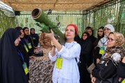 تمرین یک زن برای هدف‌گیری با RPG در برنامه آموزشی در تهران + عکس