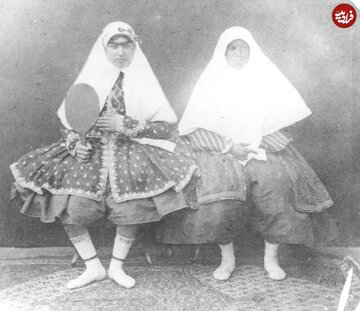 عالیه خانم، همسر ناصرالدین شاه در جوانی، در کنار زعفران باجی / عکس