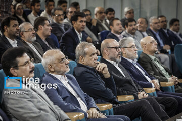 پزشکیان در اختتامیه «راهی‌شو»/ از گپ‌وگفت وزیر دفاع روحانی با رئیس‌جمهور تا حضور رییس دفتر پزشکیان + تصاویر