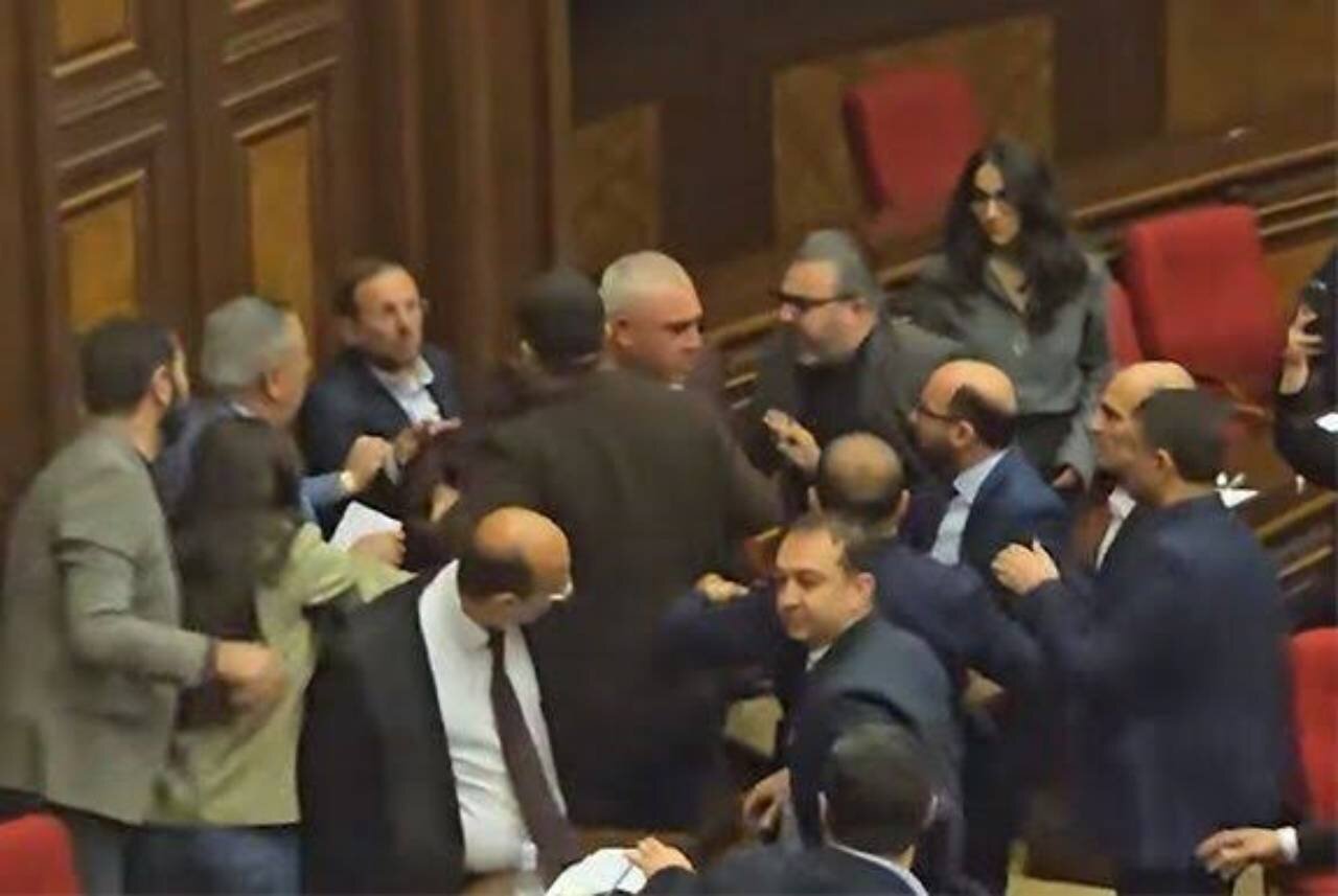 زد و خورد و درگیری در پارلمان ارمنستان + فیلم