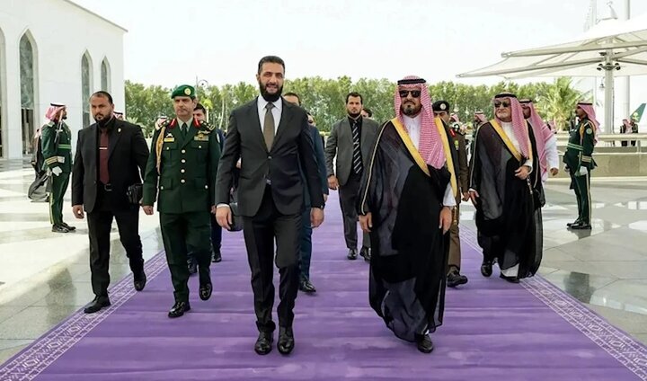 الاخبار افشا کرد: عربستان به کمک ترکیه صدها شبه نظامی سوری را به جنگ یمن اعزام کرده است/ سفر غیرمنتظره الشرع به ریاض