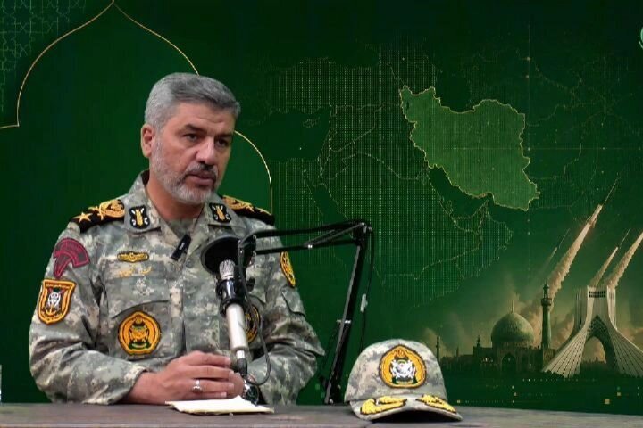 تقویت همزمان توان آفندی و پدافندی برای جنگ های آینده/ سخنگوی ارتش: تسلیحات و آمادگی لازم برای یک جنگ طولانی را داریم