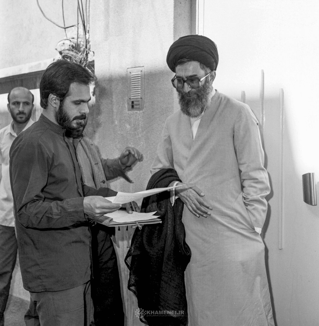 تصاویری از رهبر شهید انقلاب مقابل منزل مسکونیشان در جریان مراجعه مأموران سرشماری