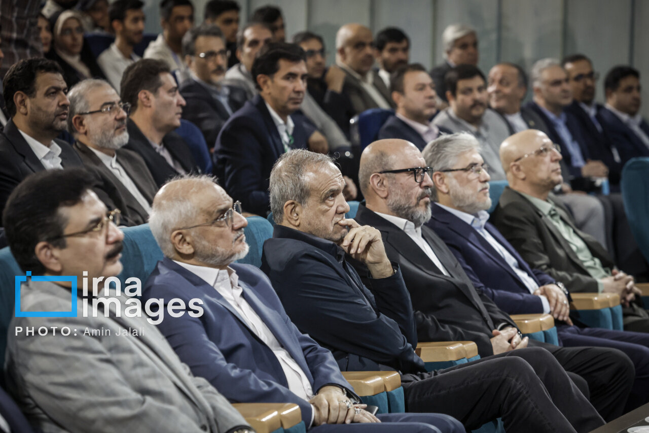 پزشکیان در اختتامیه «راهی‌شو»/ از گپ‌وگفت وزیر دفاع روحانی با رئیس‌جمهور تا حضور رییس دفتر پزشکیان + تصاویر