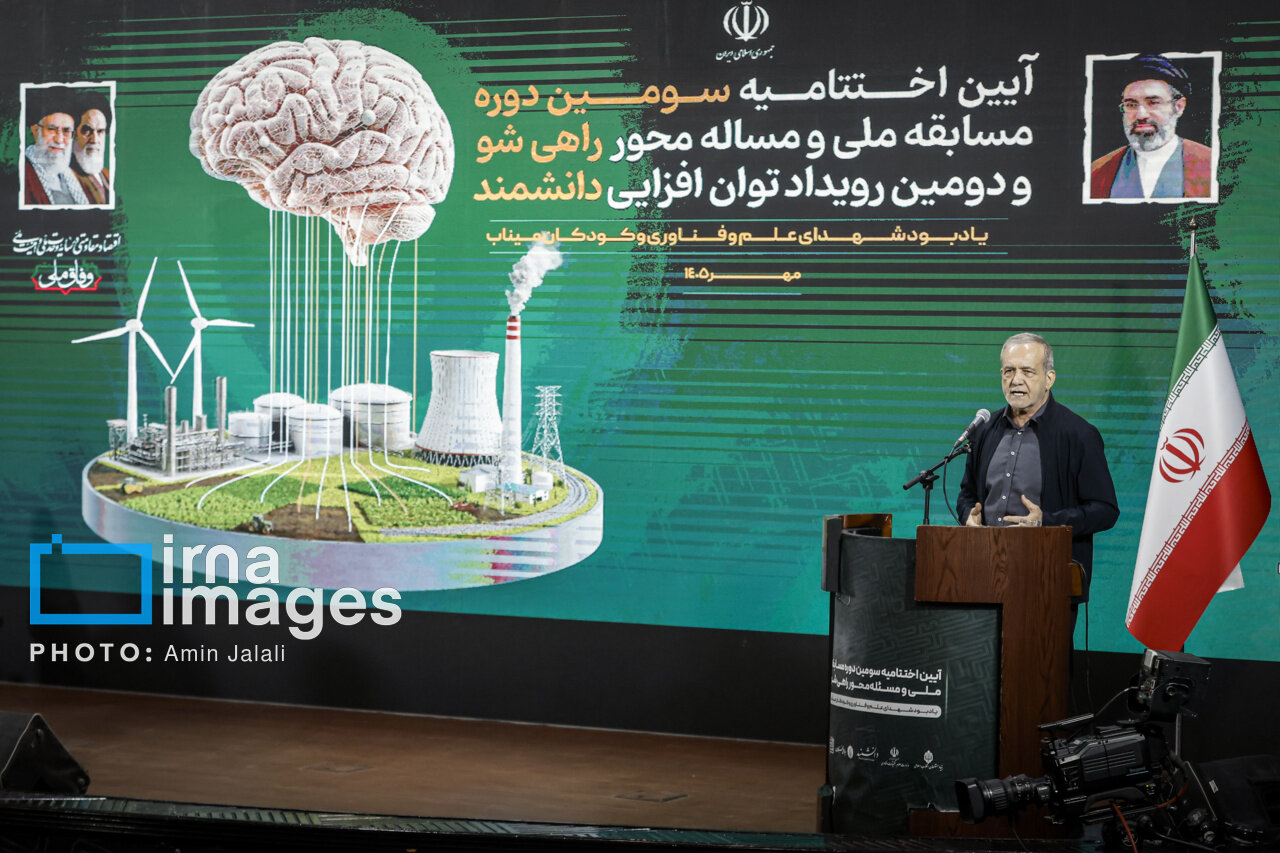 پزشکیان در اختتامیه «راهی‌شو»/ از گپ‌وگفت وزیر دفاع روحانی با رئیس‌جمهور تا حضور رییس دفتر پزشکیان + تصاویر
