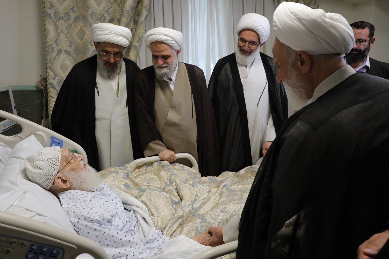 عیادت نمایندگان آیت الله سید مجتبی خامنه‌ای از آیت‌الله نوری‌همدانی و ابلاغ سلام ایشان/ حاج علی اکبری هم بود + تصویر
