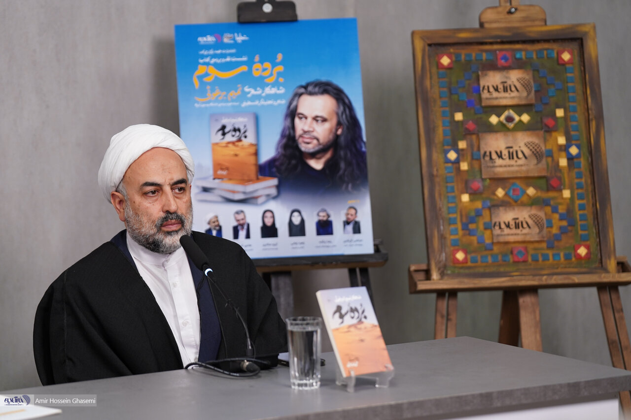 چه شد «زائری» مجموعه شعر 200 بیتی را ترجمه کرد؟