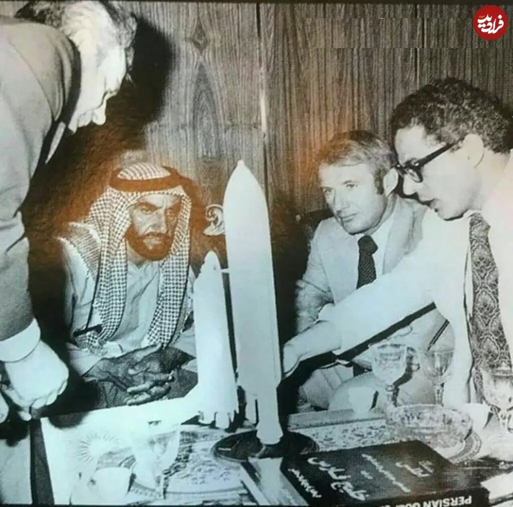کتاب اطلس خلیج‌فارس در برابر شیخ زاید، بنیان‌گذار امارات؛ سال ۱۳۵۵ / عکس
