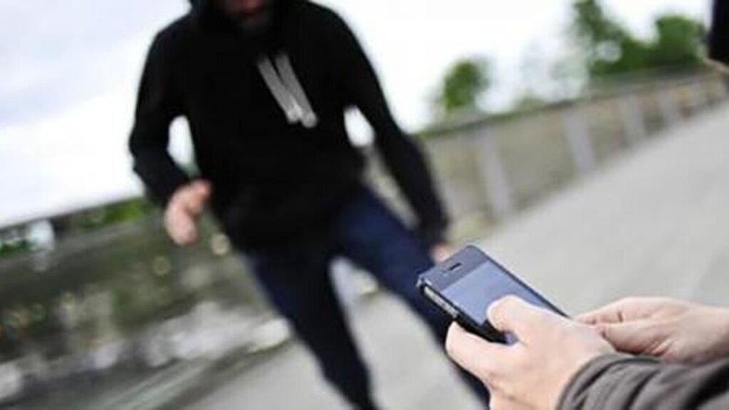 سرقت برقآسای تلفن همراه و فرار سارقان از محل حادثه + فیلم