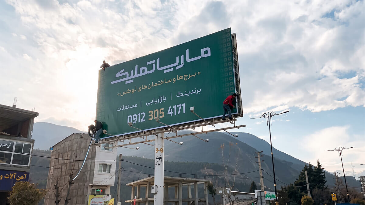 تیم اجرایی هنگام نصب بنر روی سازه بیلبورد