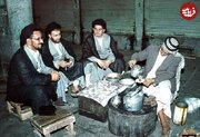 سیداحمد خمینی و سیدحسین خمینی در قهوه‌خانه‌ای در نجف؛ سال ۵۶ / عکس