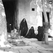 زنان شیرازی در حال گفت‌وگو در حیاط یک خانه؛ ۹۲ سال قبل / عکس