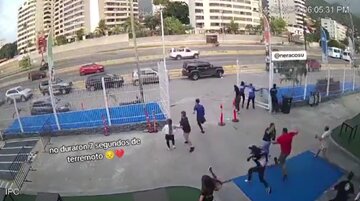 لحظه هولناک فرو ریختن یک آپارتمان و زمین خوردن مردم در پی زلزله ۷/۶ ریشتری پاناما + فیلم