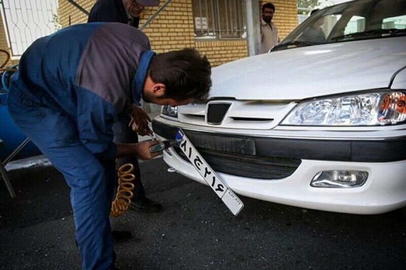 خودروهای بدون پلاک روی دست خریداران ماندند/ اولتیماتوم پلیس به خودروسازان و واردکنندگان/ اسامی متخلفان تا پایان مهر اعلام میشود